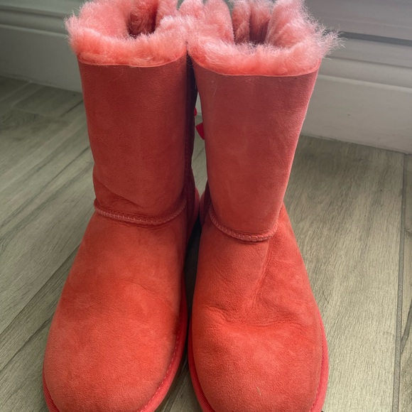 New UGG Bailey Bow 3280Y Coral Suede Size 6 Youth (Fits Women Sz 8) Winter Shoes - Picture 2 of 4